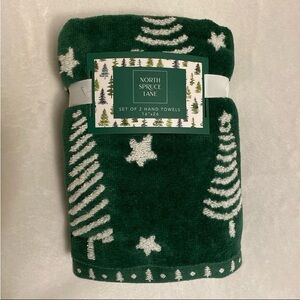 2 NWT Green White CHRISTMAS TREE STAR Thick Plush Novelty Hand Towels